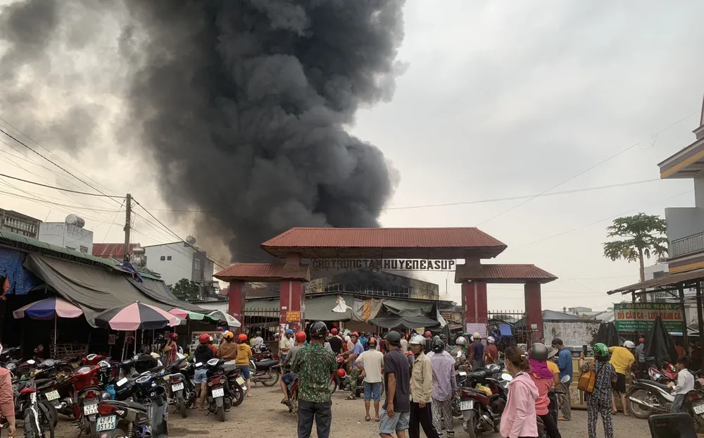 Khói bốc lên từ khu vực chợ trung tâm huyện Ea Súp. Ảnh: TG