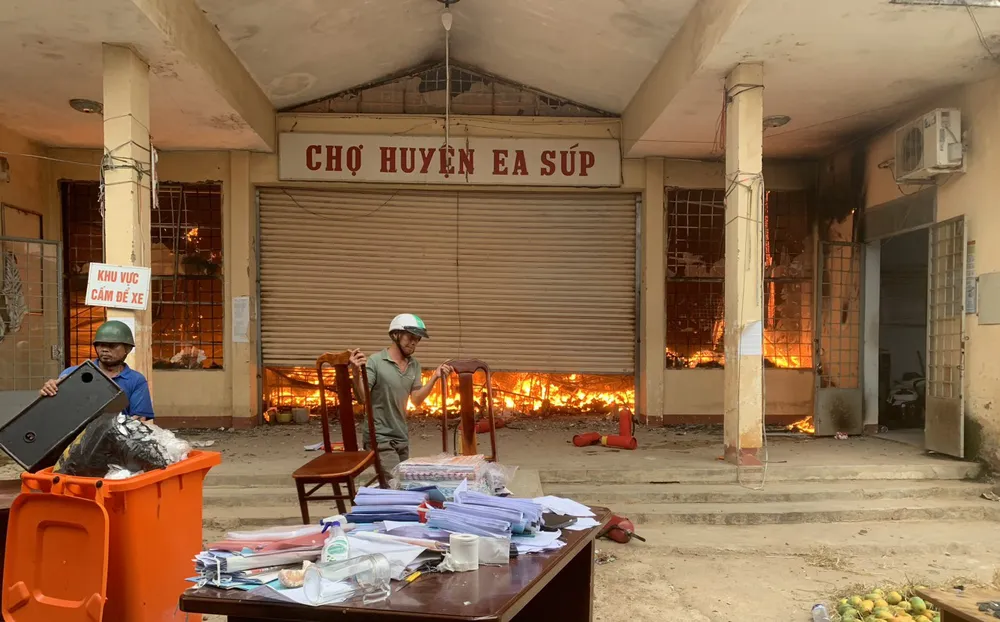 Người dân di chuyển tài sản ra khỏi khu vực cháy. Ảnh: TG