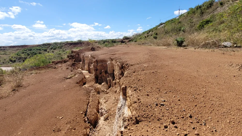 Sạt lở tại dự án khu công nghiệp Nhân Cơ Ảnh: VŨ LONG