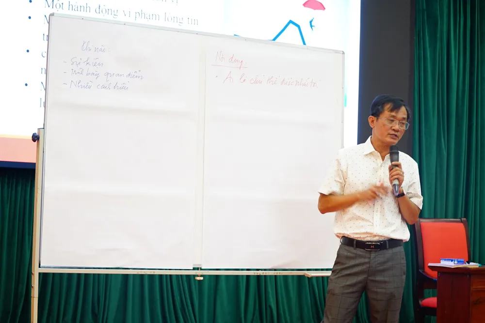 Nhà báo Nguyễn Đức Hiển nói về kỹ năng phát ngôn và cung cấp thông tin cho báo chí. Ảnh: VŨ LONG Nhà báo Nguyễn Đức Hiển nói về kỹ năng phát ngôn và cung cấp thông tin cho báo chí. Ảnh: VŨ LONG