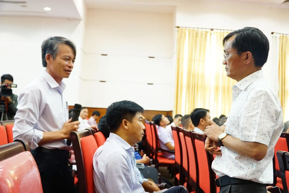 Một cán bộ tỉnh Đắk Nông nêu câu hỏi với nhà báo Nguyễn Đức Hiển. Ảnh: VŨ LONG Một cán bộ tỉnh Đắk Nông nêu câu hỏi với nhà báo Nguyễn Đức Hiển. Ảnh: VŨ LONG