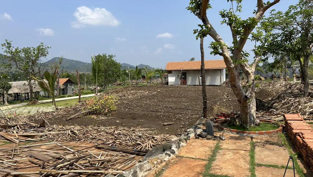 Hồ bơi đã được chôn lấp. Ảnh: VŨ LONG Hồ bơi đã được chôn lấp. Ảnh: VŨ LONG