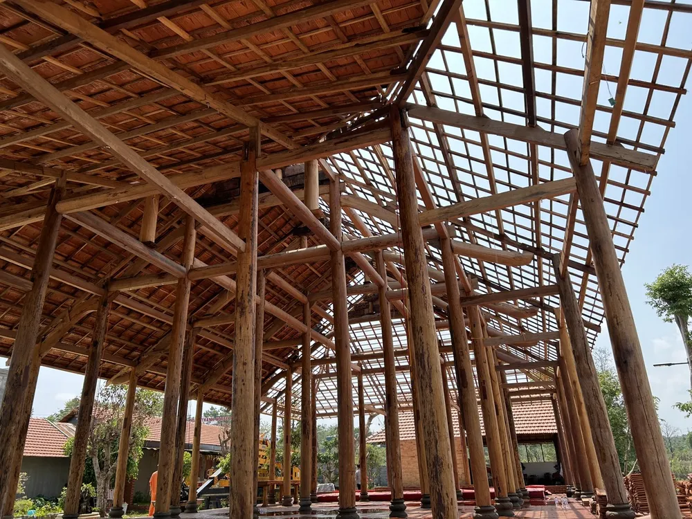 Một căn nhà đang được tháo dỡ phần ngói. Ảnh: VŨ LONG Một căn nhà đang được tháo dỡ phần ngói. Ảnh: VŨ LONG