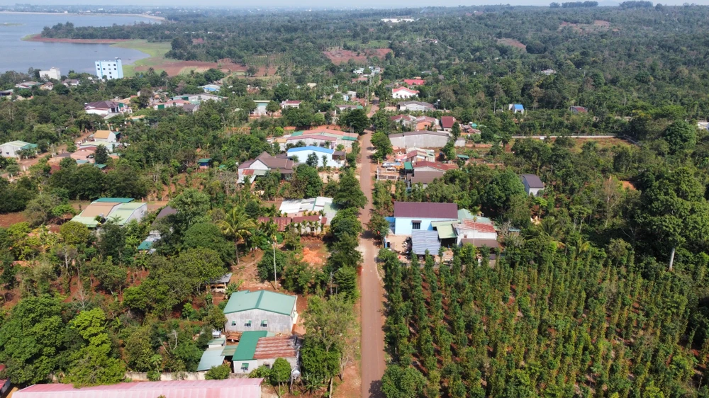 Hiện trạng buôn Huê, xã Ea Kao. Ảnh: VŨ LONG Hiện trạng buôn Huê, xã Ea Kao. Ảnh: VŨ LONG