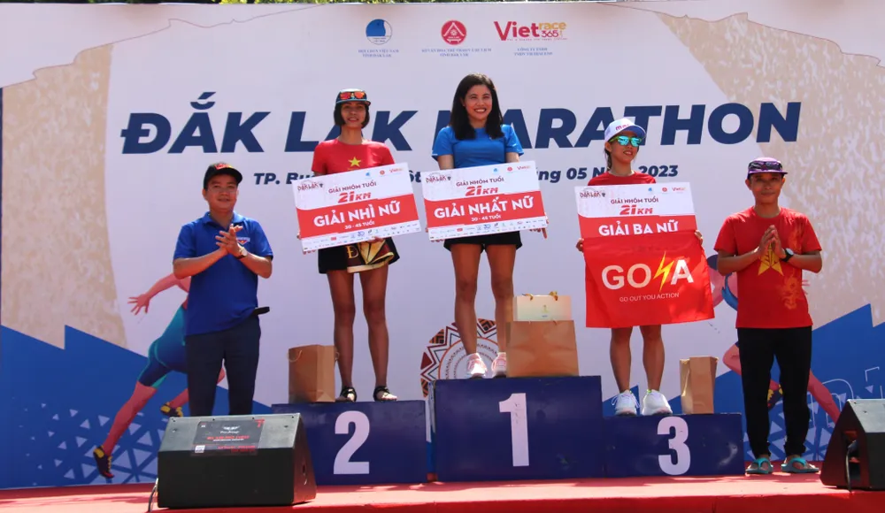 Trao giải cho các vận động viên nữ. Ảnh: TĐ