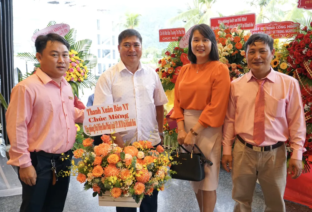 Các đồng nghiệp gửi lẵng hoa chúc mừng VPĐD báo Pháp Luật TP.HCM tại Khánh Hòa