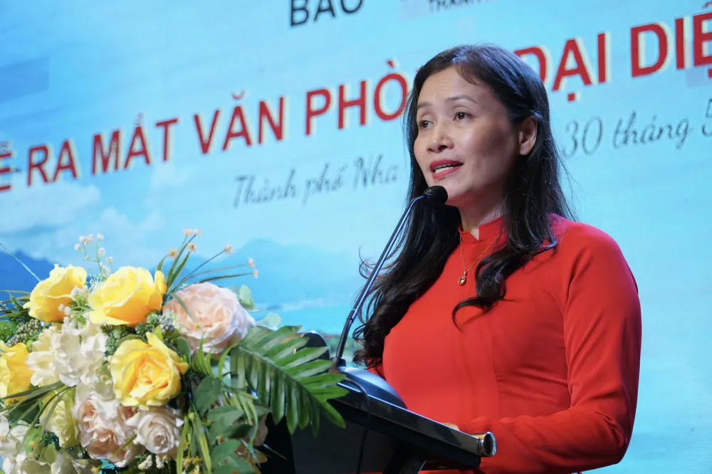 Bà Thạch Mai Hương, Phó Chánh VP báo Pháp Luật TP.HCM, công bố quyết định thành lập VPĐD và Trưởng VPĐD báo Pháp Luật TP.HCM tại Khánh Hòa. Ảnh: Nhật Diễm