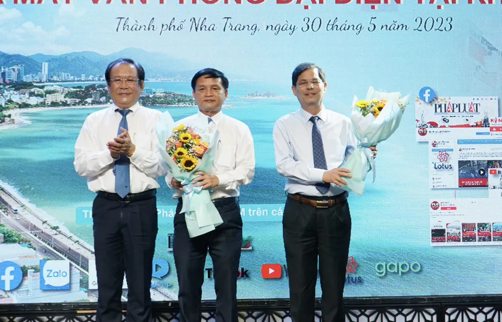 Ông Mai Ngọc Phước tặng hoa cảm ơn lãnh đạo tỉnh Phú Yên và Khánh Hòa. Ảnh: Núi Xanh