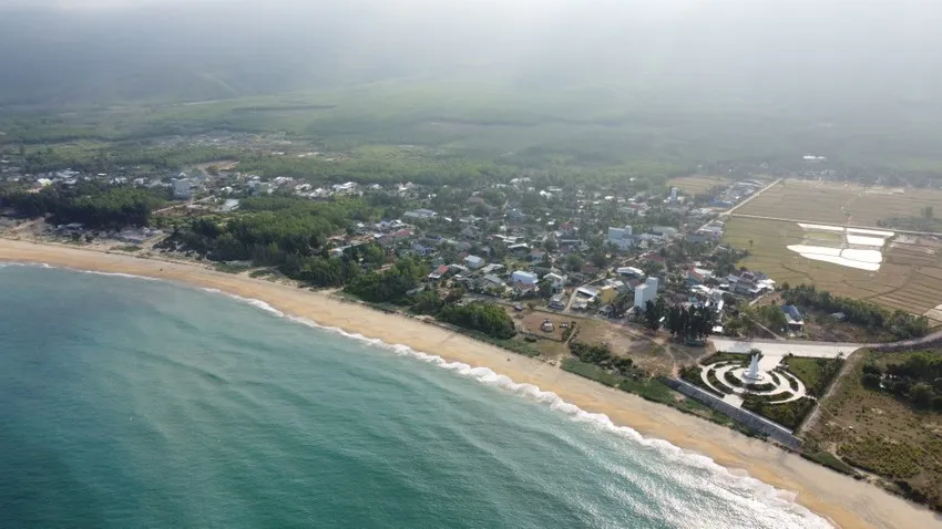 Một góc biển Lộ Diêu, nơi dự kiến làm dự án Khu liên hợp gang thép Long Sơn. Ảnh: QN Một góc biển Lộ Diêu, nơi dự kiến làm dự án Khu liên hợp gang thép Long Sơn. Ảnh: QN