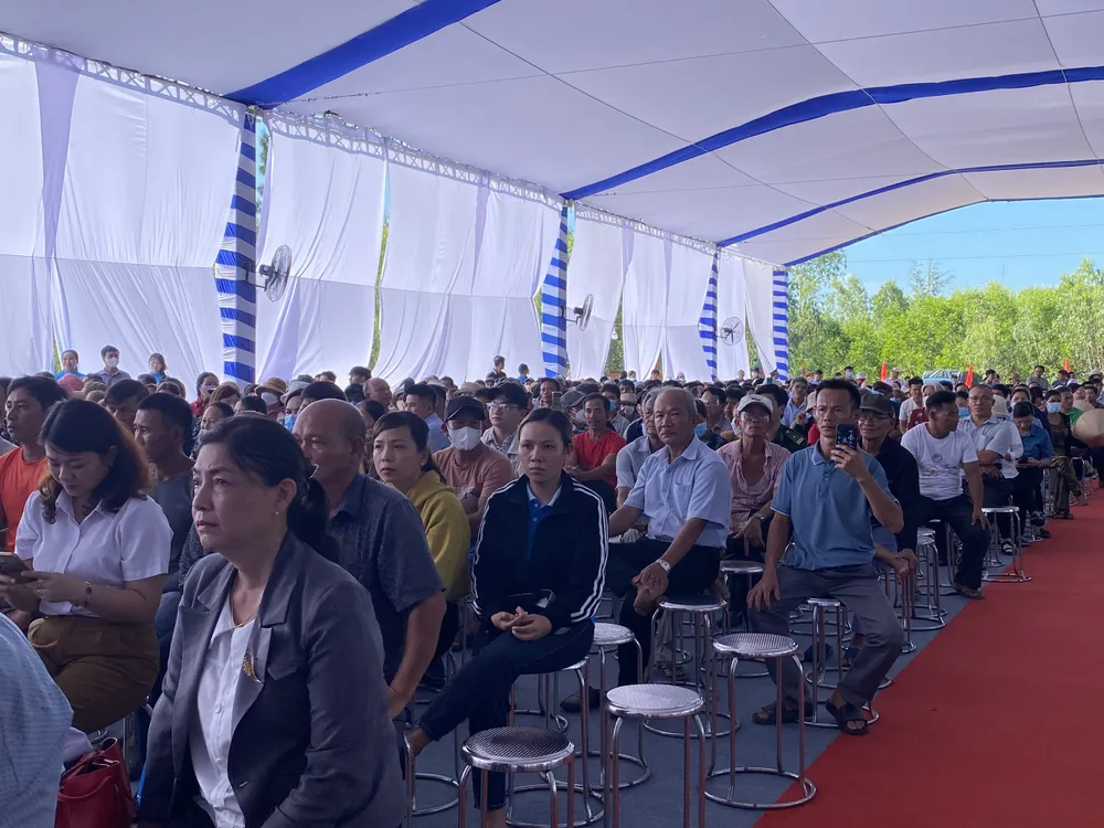 Người dân lắng nghe lãnh đạo tỉnh Bình Định cung cấp thông tin về dự án khu liên hợp gang thép Long Sơn. Ảnh: QN Người dân lắng nghe lãnh đạo tỉnh Bình Định cung cấp thông tin về dự án khu liên hợp gang thép Long Sơn. Ảnh: QN
