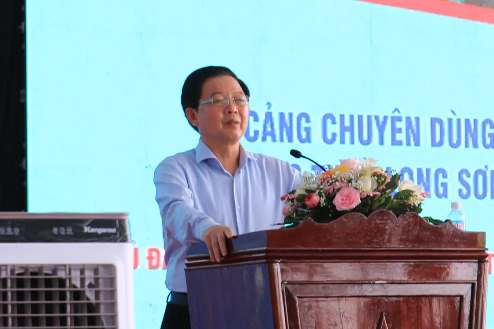 Bí thư Bình Định Hồ Quốc Dũng trao đổi với người dân về dự án khu liên hợp gang thép Long Sơn. Ảnh: QN Bí thư Bình Định Hồ Quốc Dũng trao đổi với người dân về dự án khu liên hợp gang thép Long Sơn. Ảnh: QN