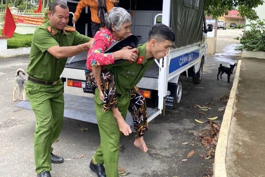 Chiến sĩ Công an tỉnh Đắk Nông giúp người dân làm CCCD. Ảnh: MQ