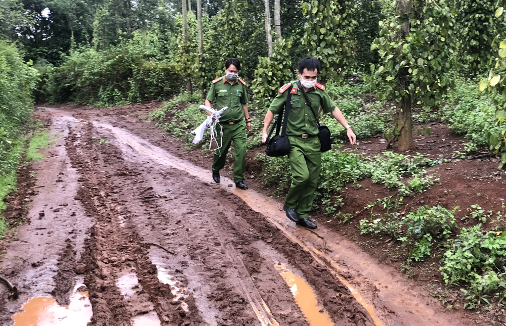 Chiến sĩ Công an tỉnh Đắk Nông đến vùng sâu, vùng xa, vùng khó khăn giúp dân làm CCCD. Ảnh: MQ