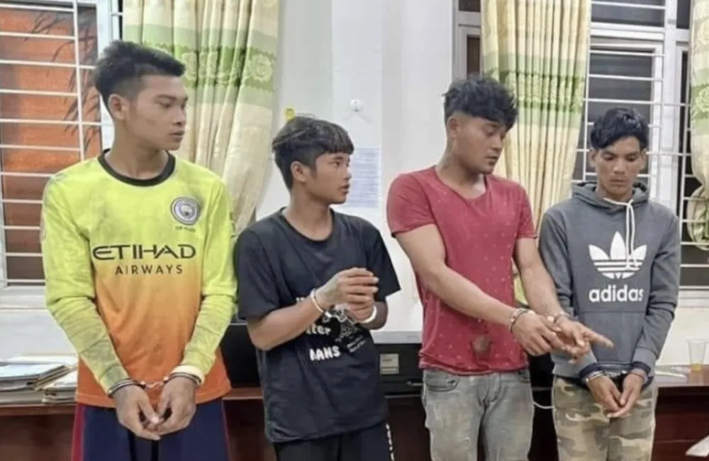 Bốn người đàn ông tại cơ quan điều tra. Ảnh: AX