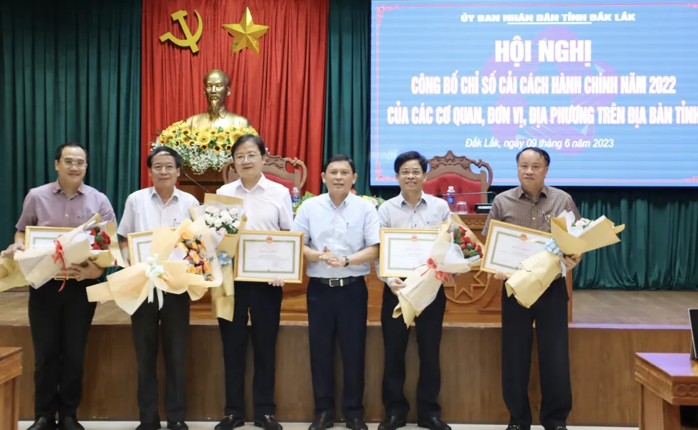 UBND tỉnh Đắk Lắk tặng bằng khen cho năm cá nhân có thành tích xuất sắc trong cải cách hành chính năm 2022. Ảnh: daklak.gov.vn UBND tỉnh Đắk Lắk tặng bằng khen cho năm cá nhân có thành tích xuất sắc trong cải cách hành chính năm 2022. Ảnh: daklak.gov.vn