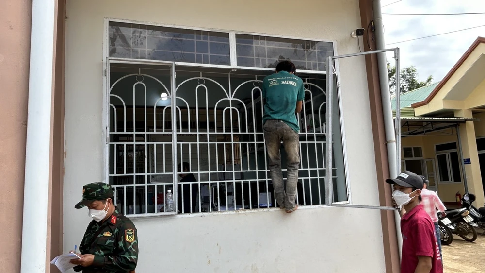 Công tác sửa chữa lại một số phòng làm việc ở UBND xã Ea Tiêu. Ảnh: VŨ LONG