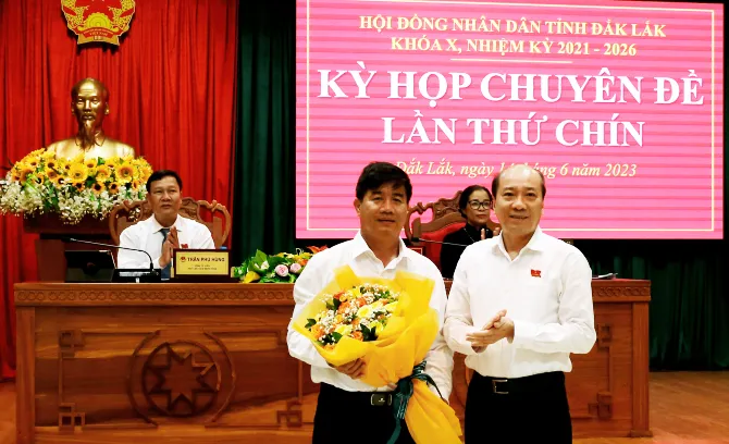 Ông Nguyễn Thiên Văn (bên trái). Ảnh: AX