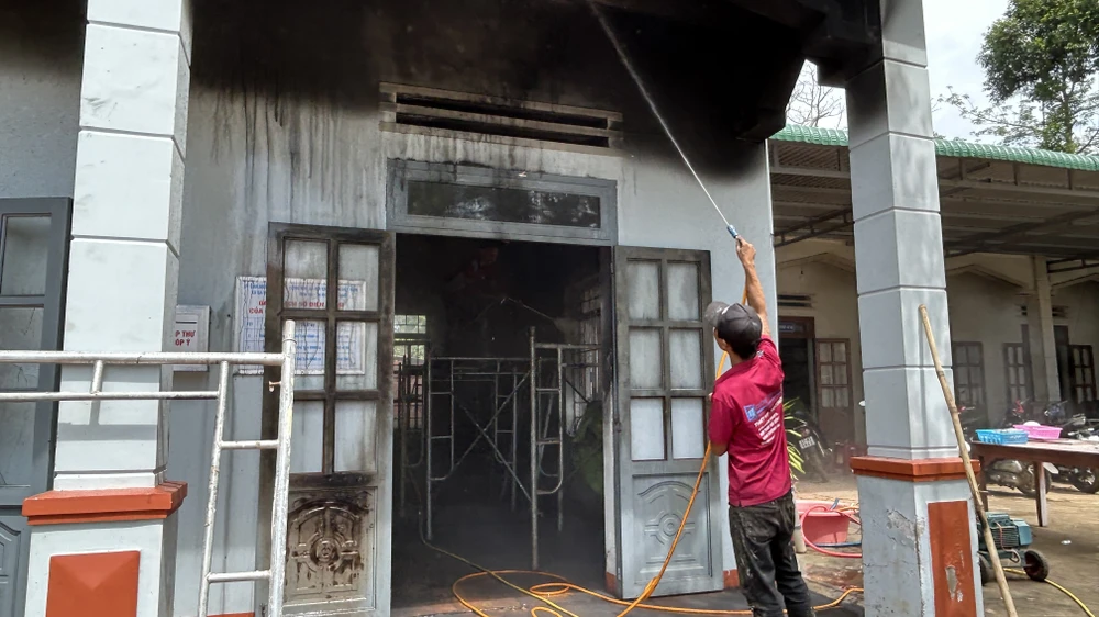 Cơ quan chức năng sửa chữa các hư hỏng trụ sở UBND xã Ea Tiêu. Ảnh: VŨ LONG