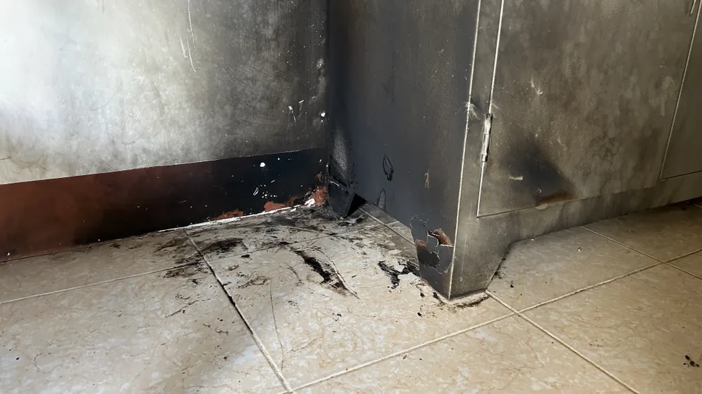 Một vị trí bị nhóm đối tượng tấn công ở trụ sở Công an xã Ea Tiêu. Ảnh: VŨ LONG