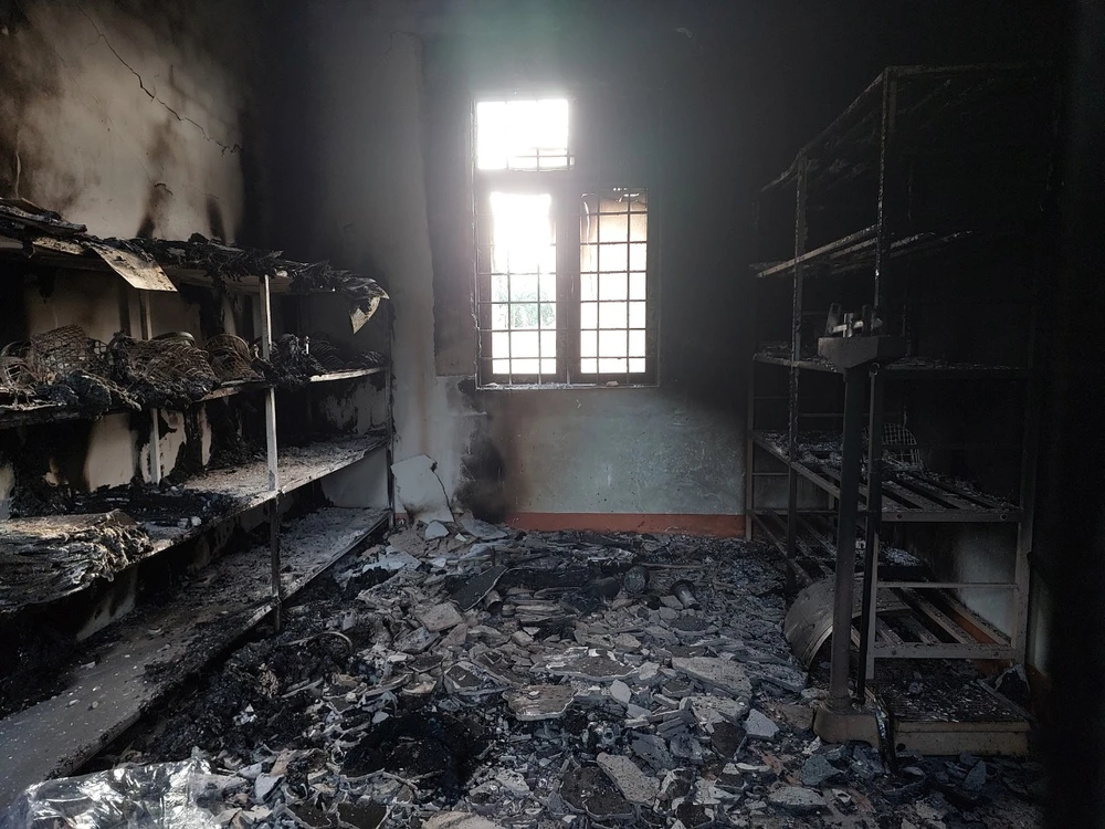 Một phòng làm việc của UBND xã Ea Ktur bị nhóm đối tượng đốt cháy bằng bom xăng. Ảnh: TA