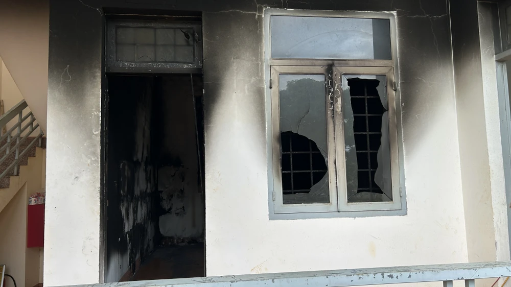 Một phòng của Ban chỉ huy quân sự xã Ea Ktur bị đốt cháy, hư hỏng nặng. Ảnh: VŨ LONG