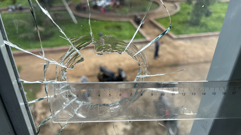 Vết đạn bắn ở phòng làm việc của Chỉ huy trưởng Quân sự xã Ea Ktur. Ảnh: VŨ LONG