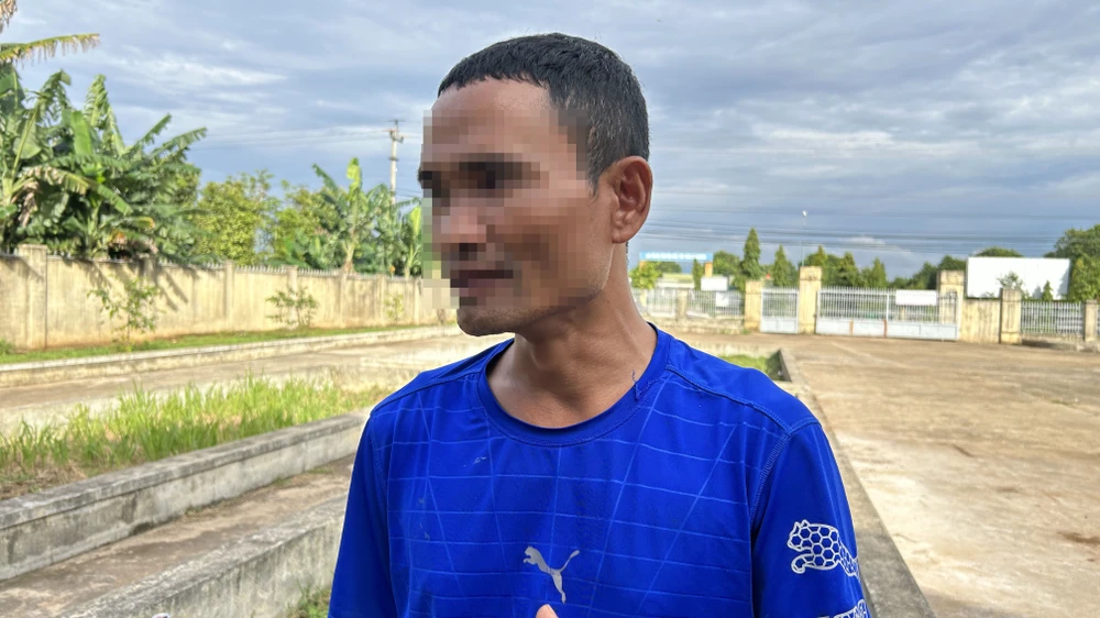 Anh B kể lại sự việc với PV. Ảnh: VŨ LONG