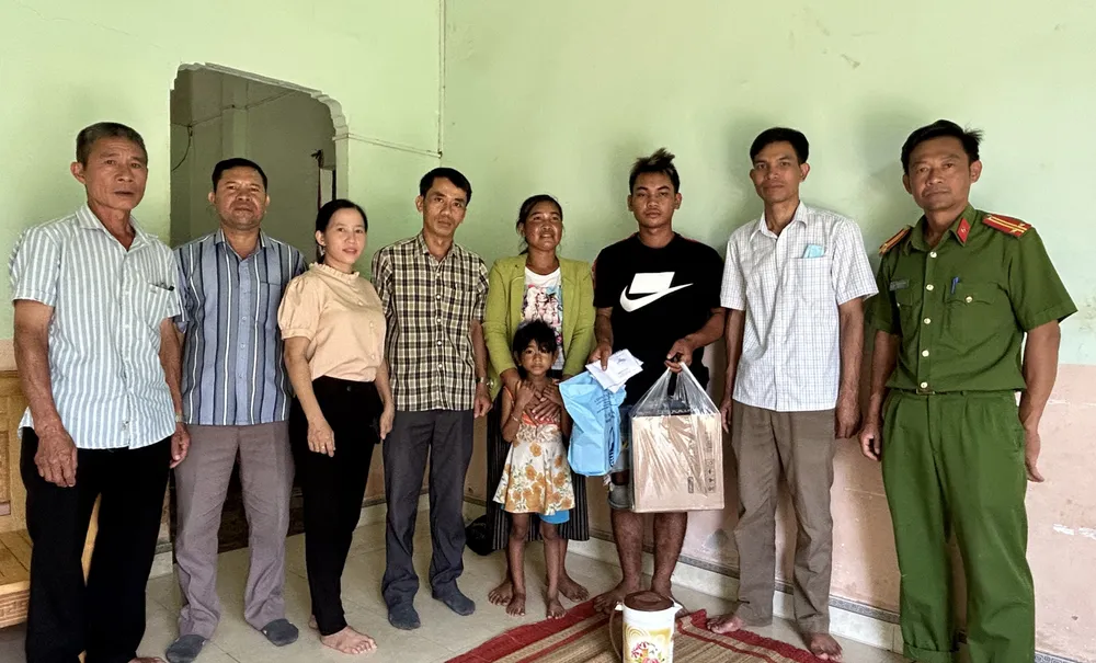 UBND và các cấp xã Hòa Hiệp đến thăm hỏi động viên gia đình chị H’Nưng BKrông. Ảnh: VŨ LONG