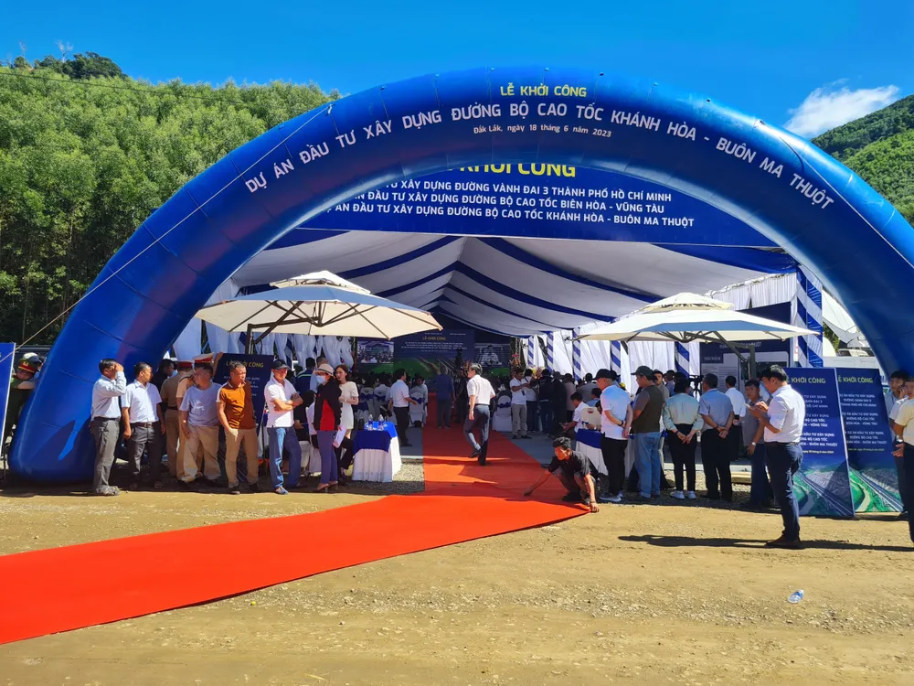 Lễ khởi công dự án đường bộ cao tốc Khánh Hòa-Buôn Ma Thuột được tổ chức tại Km54+750 (km559+800 đường Trường Sơn Đông) thuộc thôn Cư Dhắt, xã Cư Drăm, huyện Krông Bông. Ảnh: AX