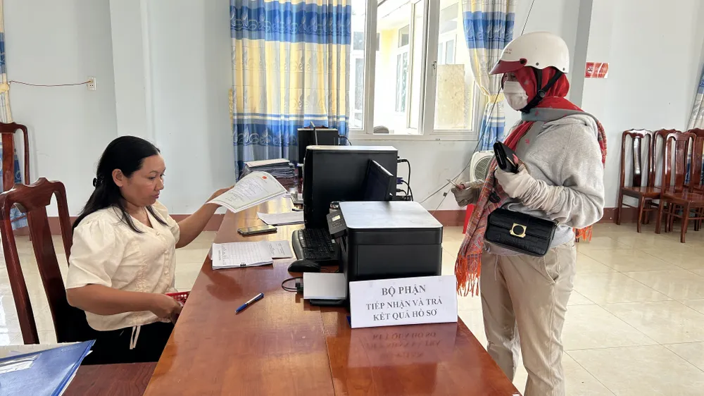 Người dân xã Ea Ktur làm thủ tục ở UBND xã. Ảnh: VŨ LONG