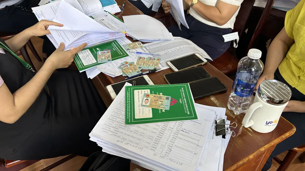 Người dân xã Ea Tiêu làm thủ tục liên quan đến vay vốn ở Ngân hàng chính sách xã hội. Ảnh: VŨ LONG