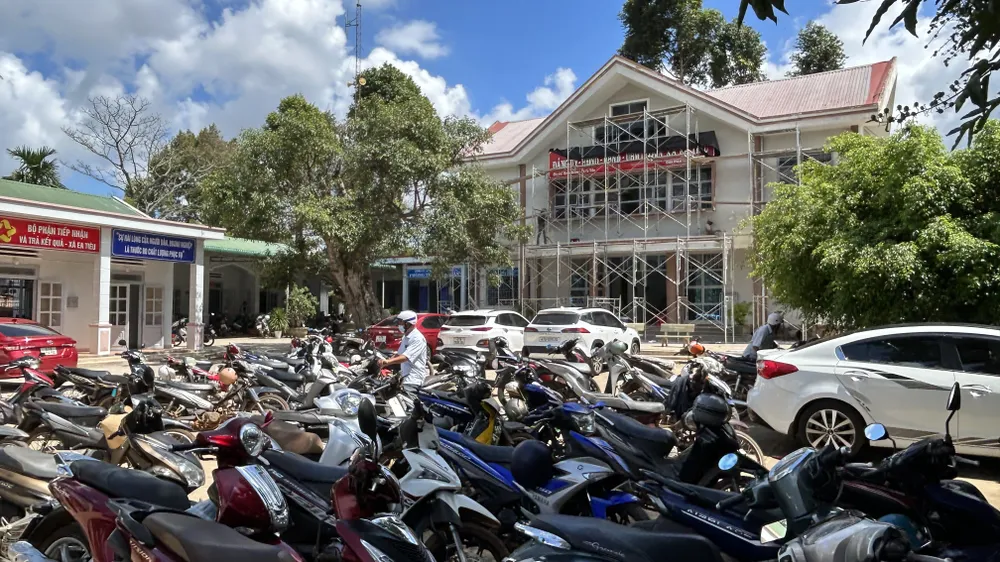 Xe máy của người dân đậu kín sân trụ sở UBND xã Ea Tiêu. Ảnh: VŨ LONG
