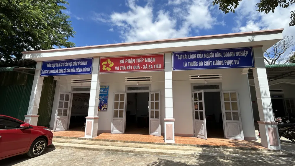 Phòng một cửa trụ sở UBND xã Ea Tiêu đã hoàn thành sửa chữa. Ảnh: VŨ LONG