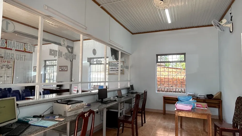 Phòng một cửa của UBND xã Ea Tiêu từng bị nhóm đối tượng tấn công bằng bom xăng, nay đã được sửa chữa xong. Ảnh: VŨ LONG