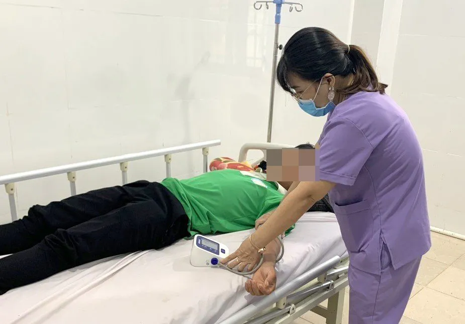 Một trường hợp đang cấp cứu ở Trung tâm Y tế huyện Đắk G’long. Ảnh: TX Một trường hợp đang cấp cứu ở Trung tâm Y tế huyện Đắk G’long. Ảnh: TX