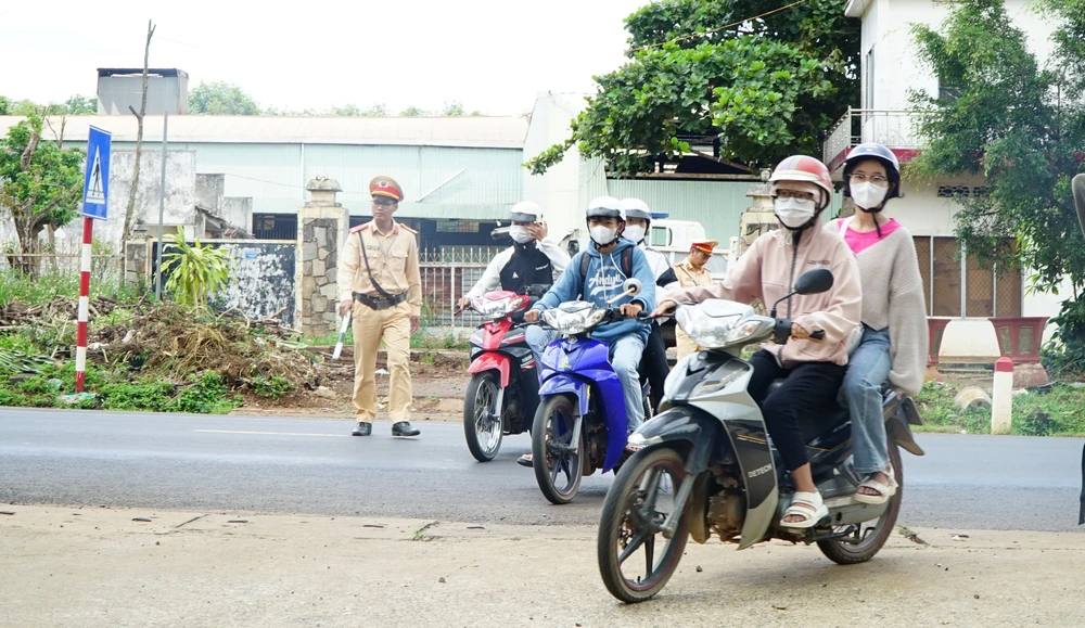 Lực lượng CSGT phân luồng giao thông tại điểm thi thuộc xã Ea Tiêu. Ảnh: VŨ LONG