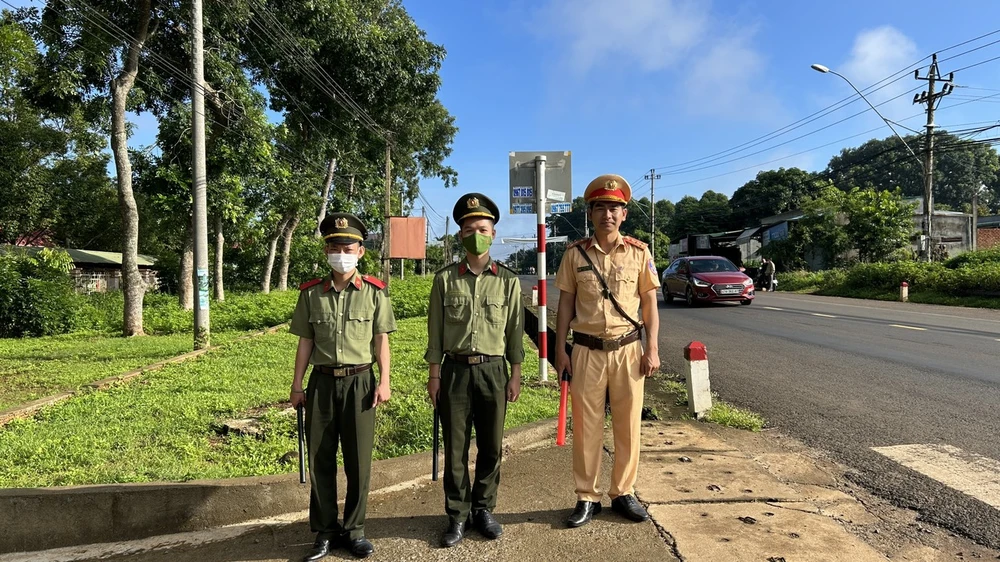 Lực lượng an ninh vòng ngoài. Ảnh: VŨ LONG