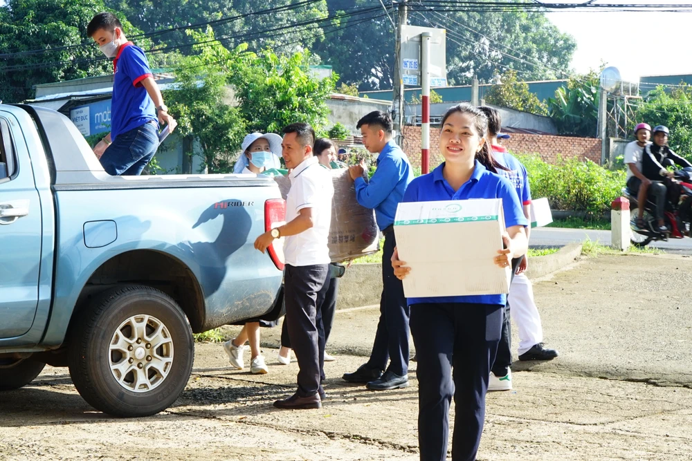 Lực lượng tình nguyện của Huyện Đoàn Cư Kuin tại điểm thi. Ảnh: VŨ LONG