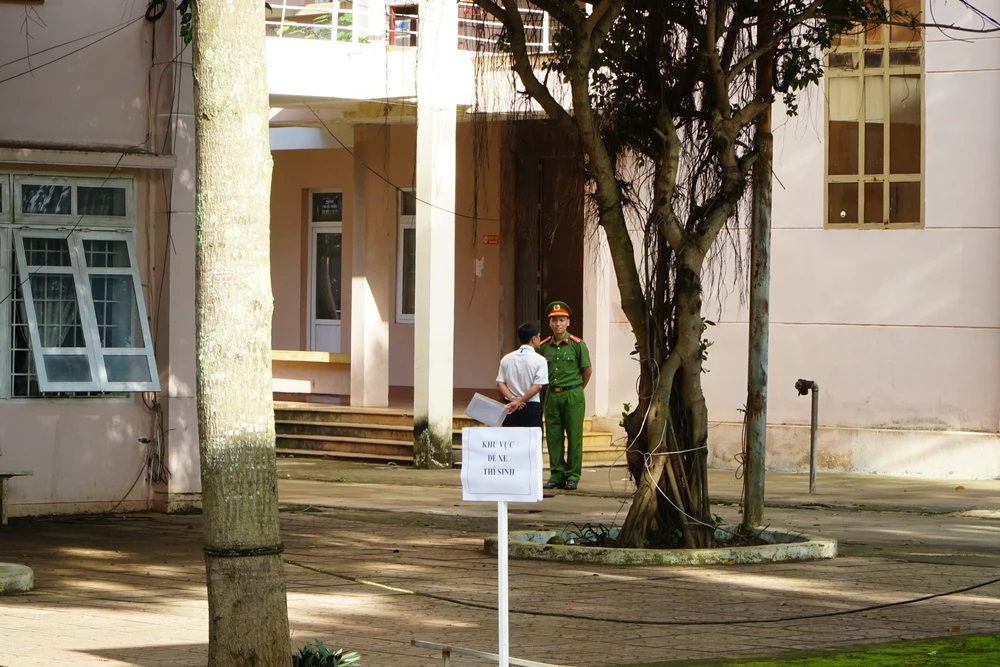 Công an bảo vệ bên trong khu vực thi. Ảnh: VŨ LONG