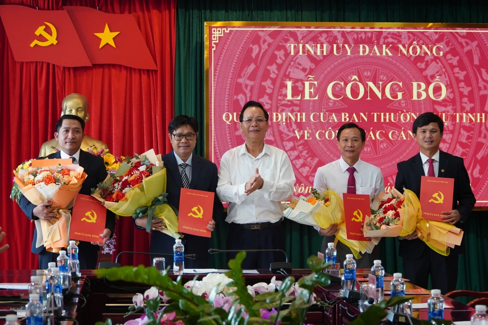 Toàn cảnh buổi lễ công bố quyết định của Ban Thường vụ Tỉnh ủy về công tác cán bộ. Ảnh: HT