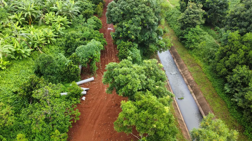 Khắc phục đường ống vỡ ở thôn Tiến Cường. Ảnh: VŨ LONG