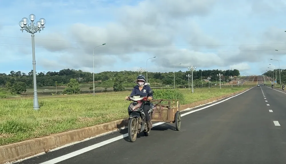 Người phụ nữ điều khiển xe máy di chuyển trái chiều trên đường Võ Nguyên Giáp. Ảnh: VŨ LONG