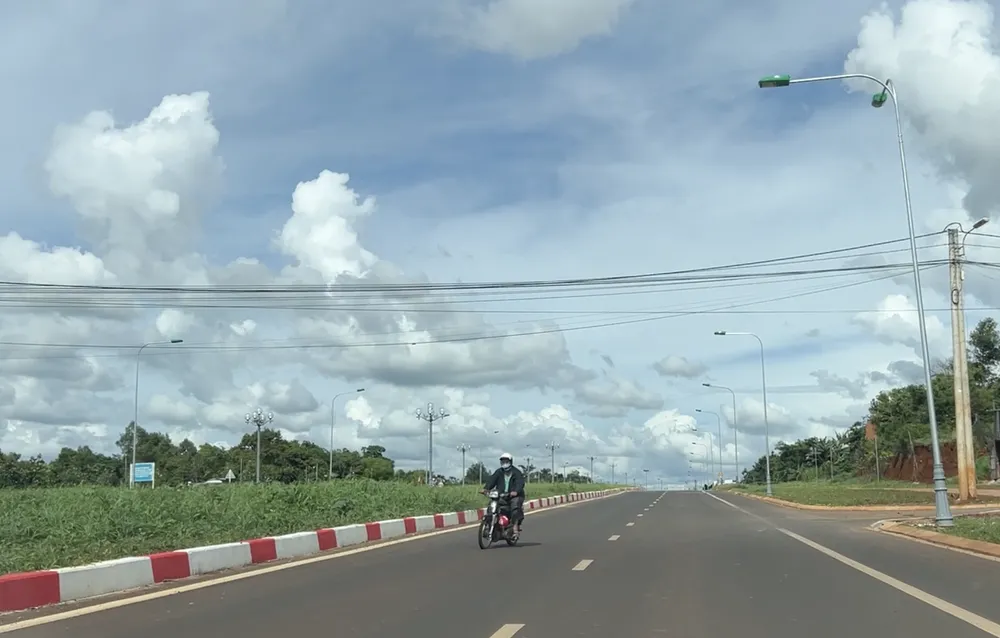 Người đàn ông di chuyển trái đường. Ảnh: VŨ LONG