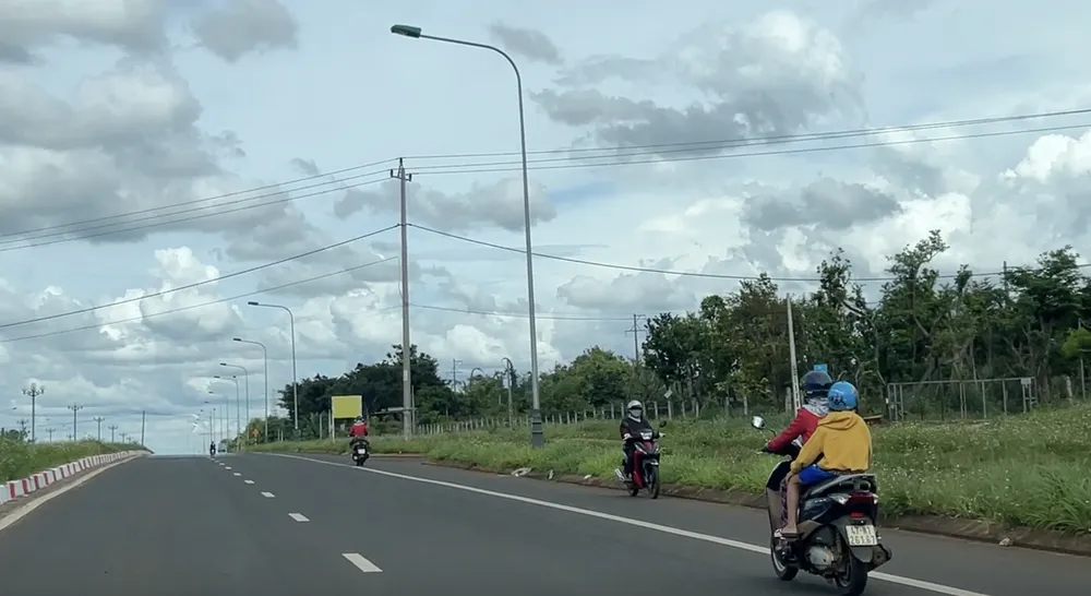 Những phương tiện đi ngược chiều trên đường Võ Nguyên Giáp. Ảnh: VŨ LONG