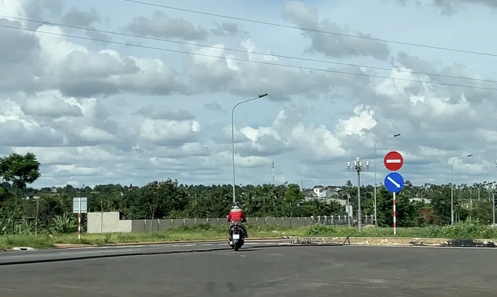 Người phụ nữ đi vào đoạn đường đã cắm biển cấm đi ngược chiều. Ảnh: VŨ LONG