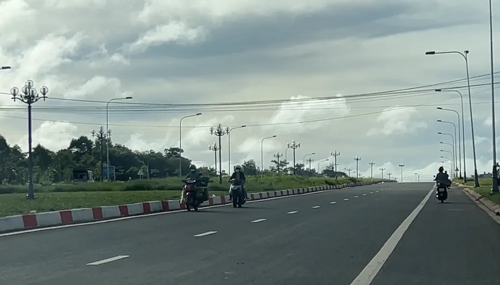 Xe máy nối đuôi đi trái đường. Ảnh: VŨ LONG