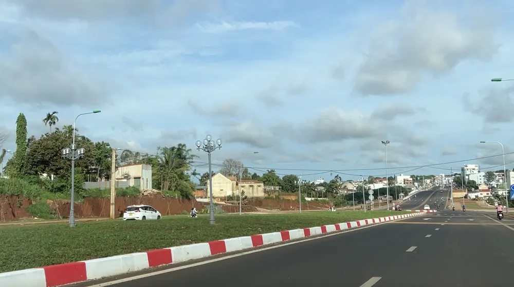 Ô tô đi ngược chiều gần cầu Cạn. Ảnh: VŨ LONG