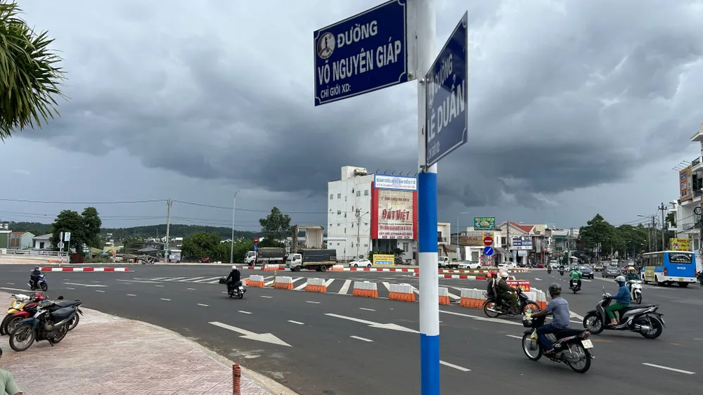 Giao thông hỗn loạn ngay ở đường Võ Nguyên Giáp giao với đường Lê Duẩn. Ảnh: VŨ LONG