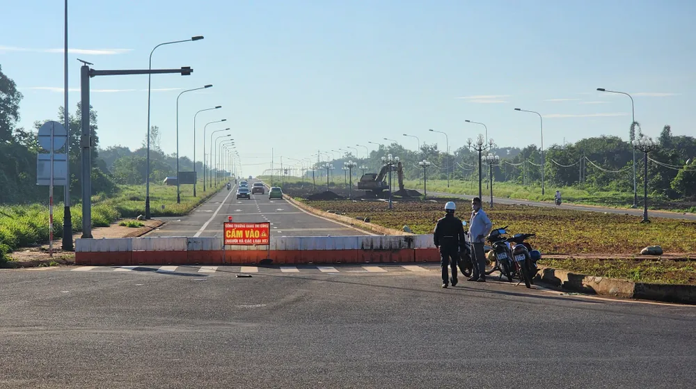 Cấm các phương tiện đi vào đường Võ Nguyên Giáp là để đảm bảo an toàn giao thông. Ảnh: VŨ LONG Cấm các phương tiện đi vào đường Võ Nguyên Giáp là để đảm bảo an toàn giao thông. Ảnh: VŨ LONG