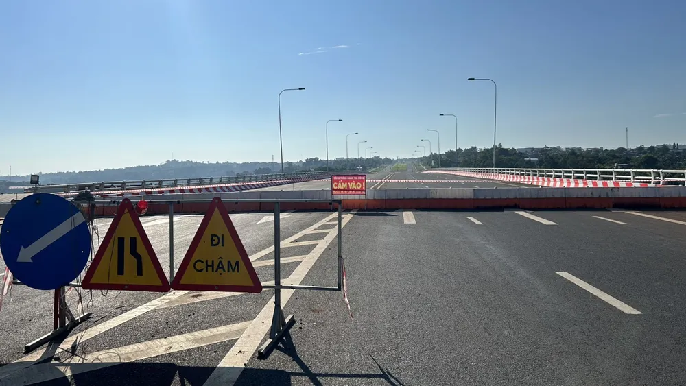 Đoạn gần nút giao với đường Đinh Tiên Hoàng đã được rào chắn. Ảnh: VŨ LONG Đoạn gần nút giao với đường Đinh Tiên Hoàng đã được rào chắn. Ảnh: VŨ LONG